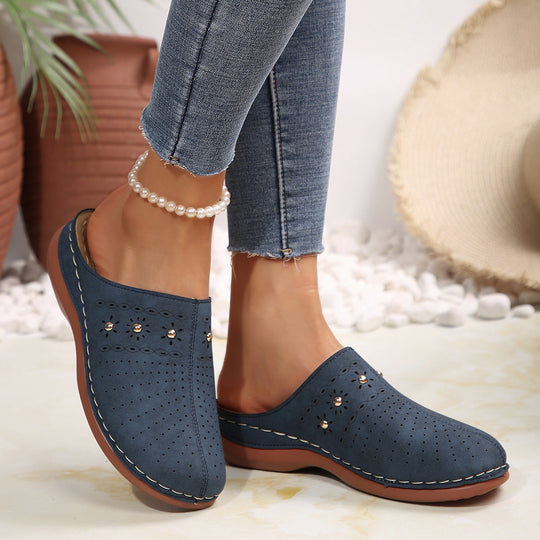 Damen  gepolsterte Mule-Pantoletten mit feiner Laserperforation, dekorativen Nieten und ergonomischer Memory-Innensohle EB