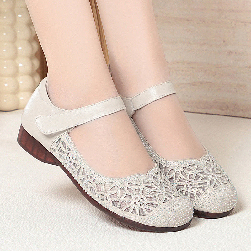 Damen Elegante Ballerinas mit filigranem Blumenmuster und verstellbarem Riemen EB