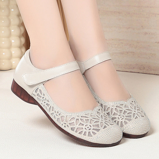 Damen Elegante Ballerinas mit filigranem Blumenmuster und verstellbarem Riemen EB