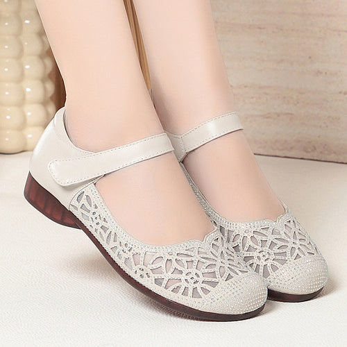 Damen Elegante Ballerinas mit filigranem Blumenmuster und verstellbarem Riemen EB