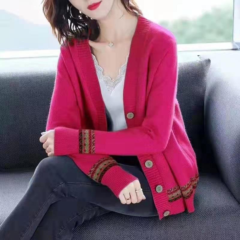 Damen Strickjacke mit kunstvollen Stickdetails und Knopfverschluss EB