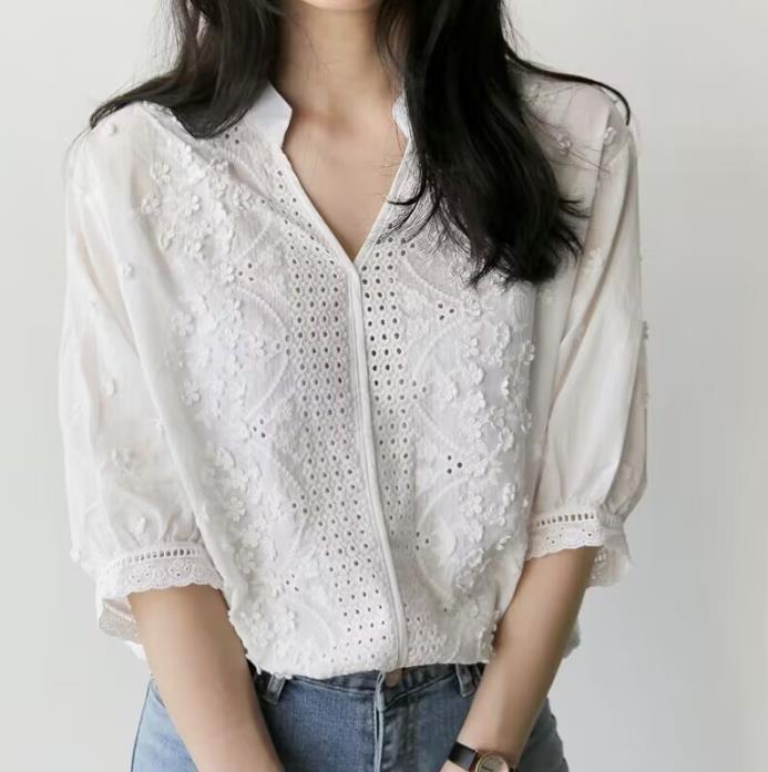 Damen Bluse mit gesticktem Detail und Knopfleiste EB