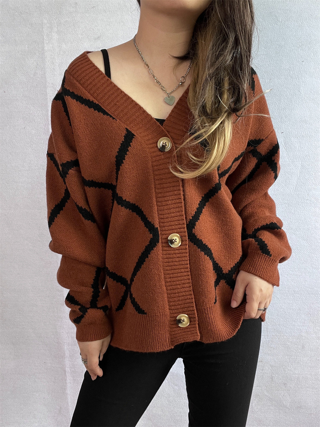 Damen Strickjacke mit modernem geometrischem Muster und hochwertigen Knopfdetails EB