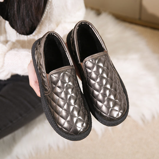 Damen gefütterte Slip-On Hausschuhe mit rutschfester Sohle und modischem Steppdesign EB