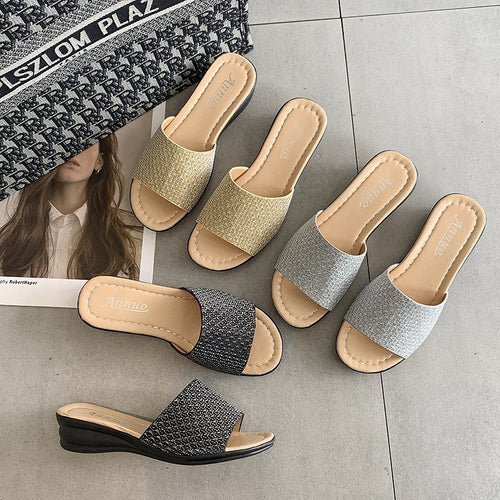 Damen nan Glitzerslipper mit breiter Riemenfront, offenem Zehenbereich, gepolstertem Komfortfußbett und leichtem Keilabsatz EB