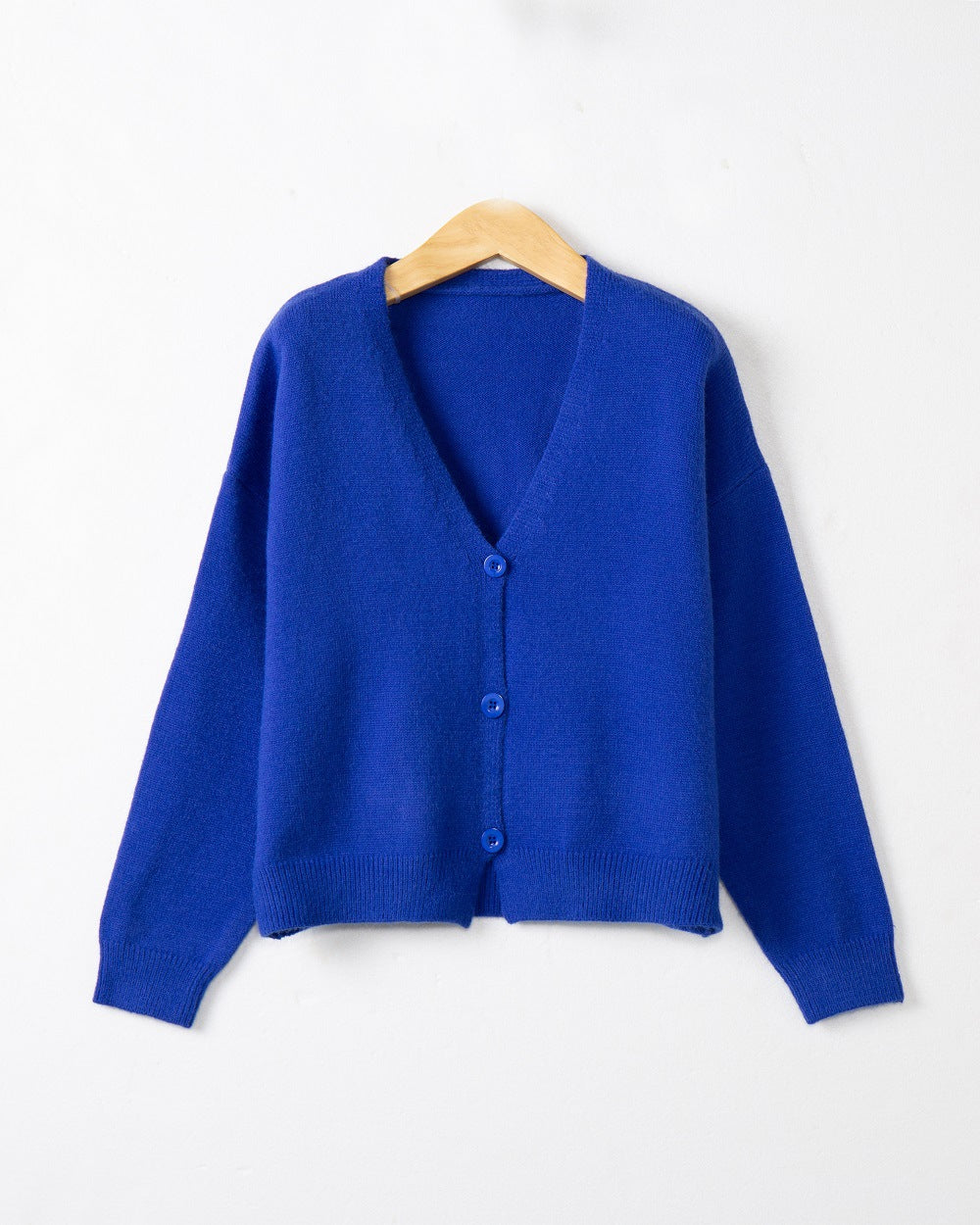 Damen Strickjacke mit V-Ausschnitt und Knopfdetails EB