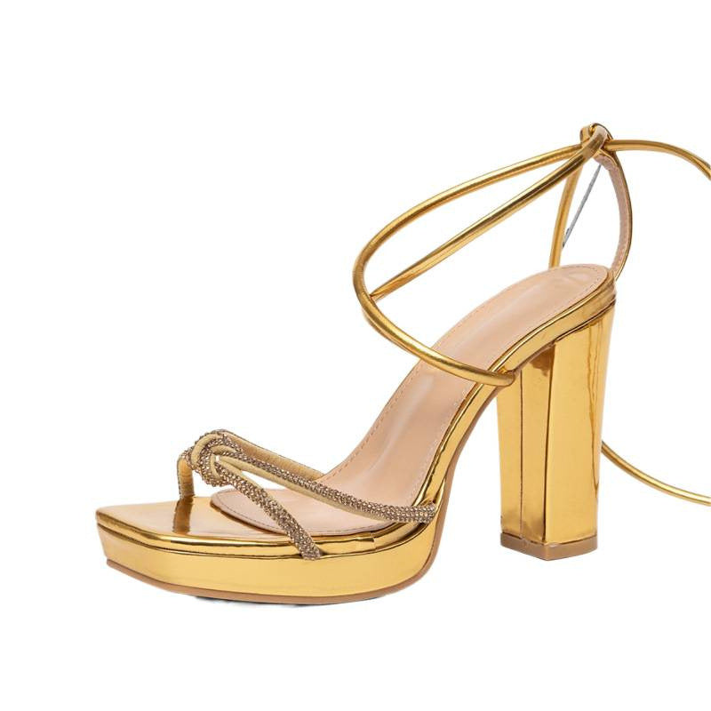 Damen Plateau-Sandalen mit eleganten Schnürungen und Glitzerakzenten EB