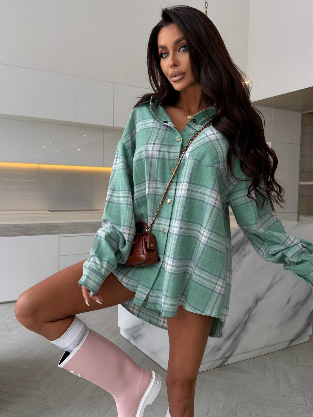 Damen übergroßes Karo-Hemdkleid mit Knopfleiste, Brusttaschen und verlängertem Rückensaum Eichborn Berlin