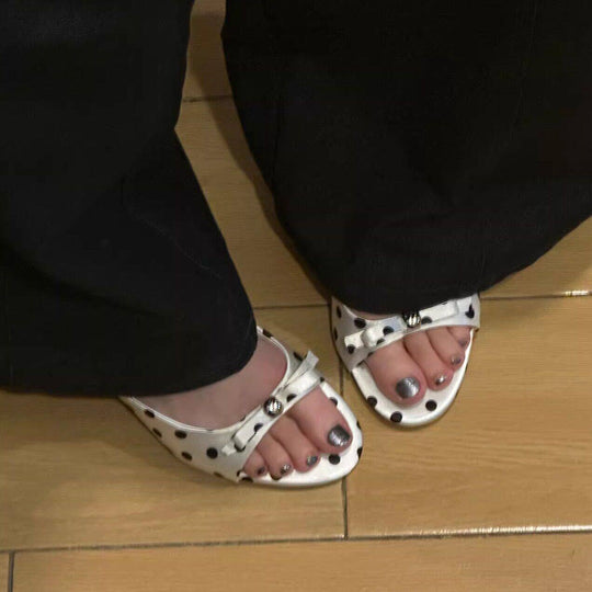 Damen modische Pantolette mit Punkten und dekorativem Riemen EB