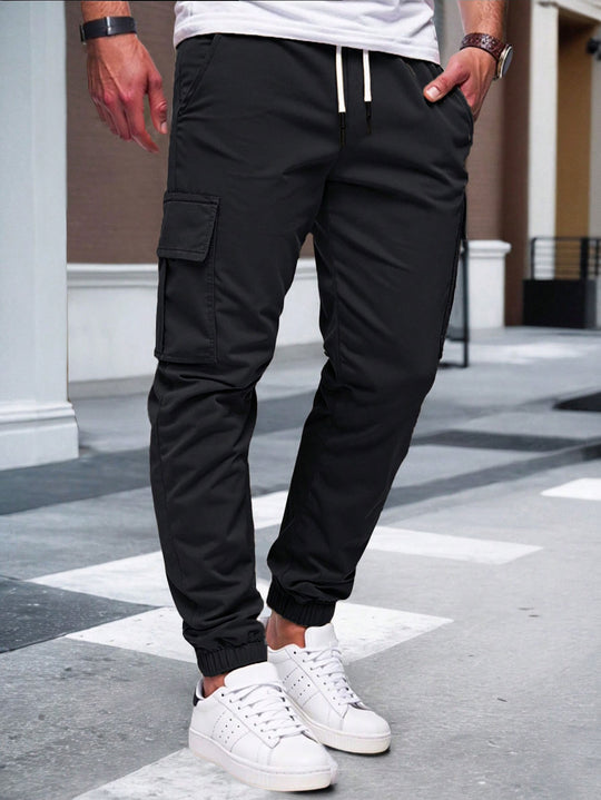Herren nan tapered Freizeit-Cargohose mit aufgesetzten Klapptaschen, Tunnelzugbund und elastischen Beinabschlüssen EB