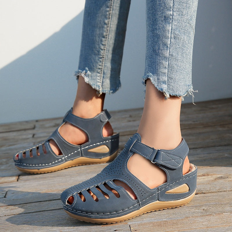 Damen Bequeme orthopädische Sandalette mit geschlossener Zehenpartie und verstellbarem Klettverschluss EB