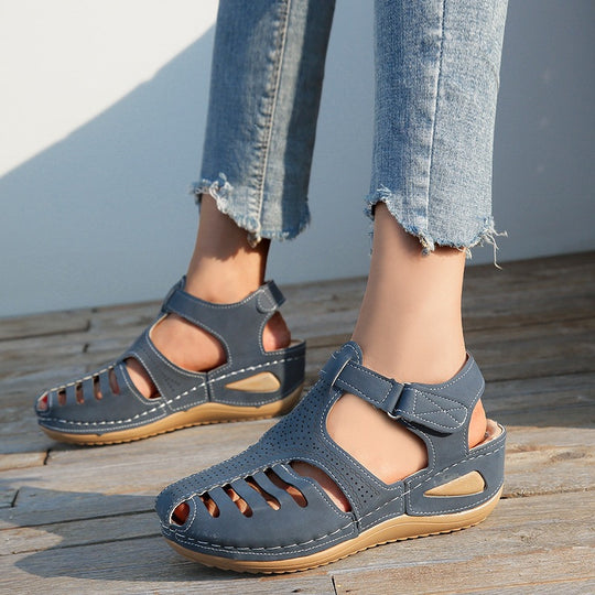 Damen Bequeme orthopädische Sandalette mit geschlossener Zehenpartie und verstellbarem Klettverschluss EB