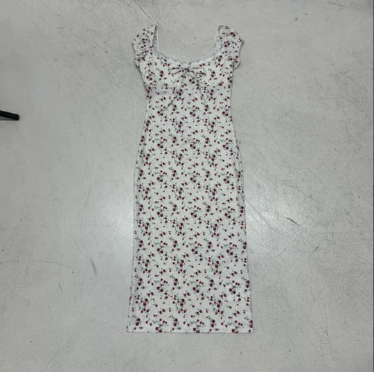 Damen Blumenbekleidung mit verspieltem Schnitt und feinen Spitzenakzenten EB