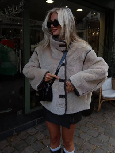 Damen Teddyfelljacke mit stylischem Stehkragen und praktischen Taschen EB