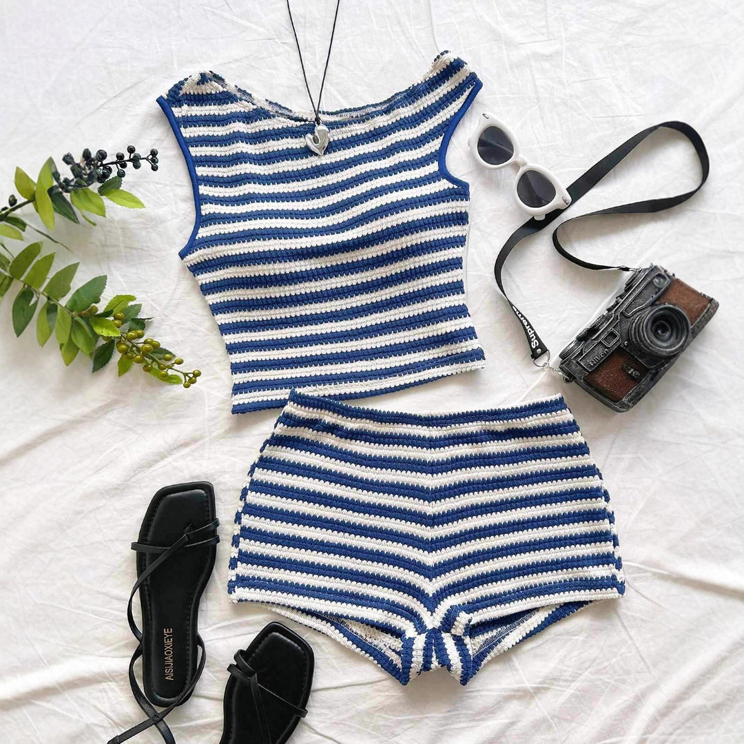 Damen Strand-Outfit mit gestreiftem Crop-Top und Shorts EB