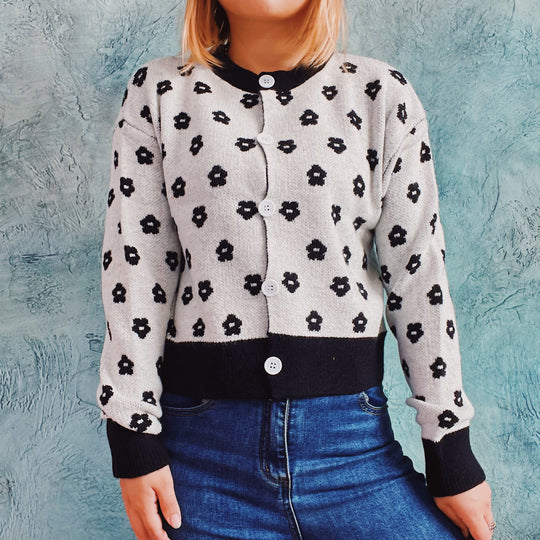 Damen Strickjacke mit floralem Muster und modischen Knopfdetails EB