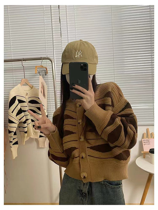 Damen Strickjacke mit einzigartigem Wellenmuster und goldenen Knöpfen EB
