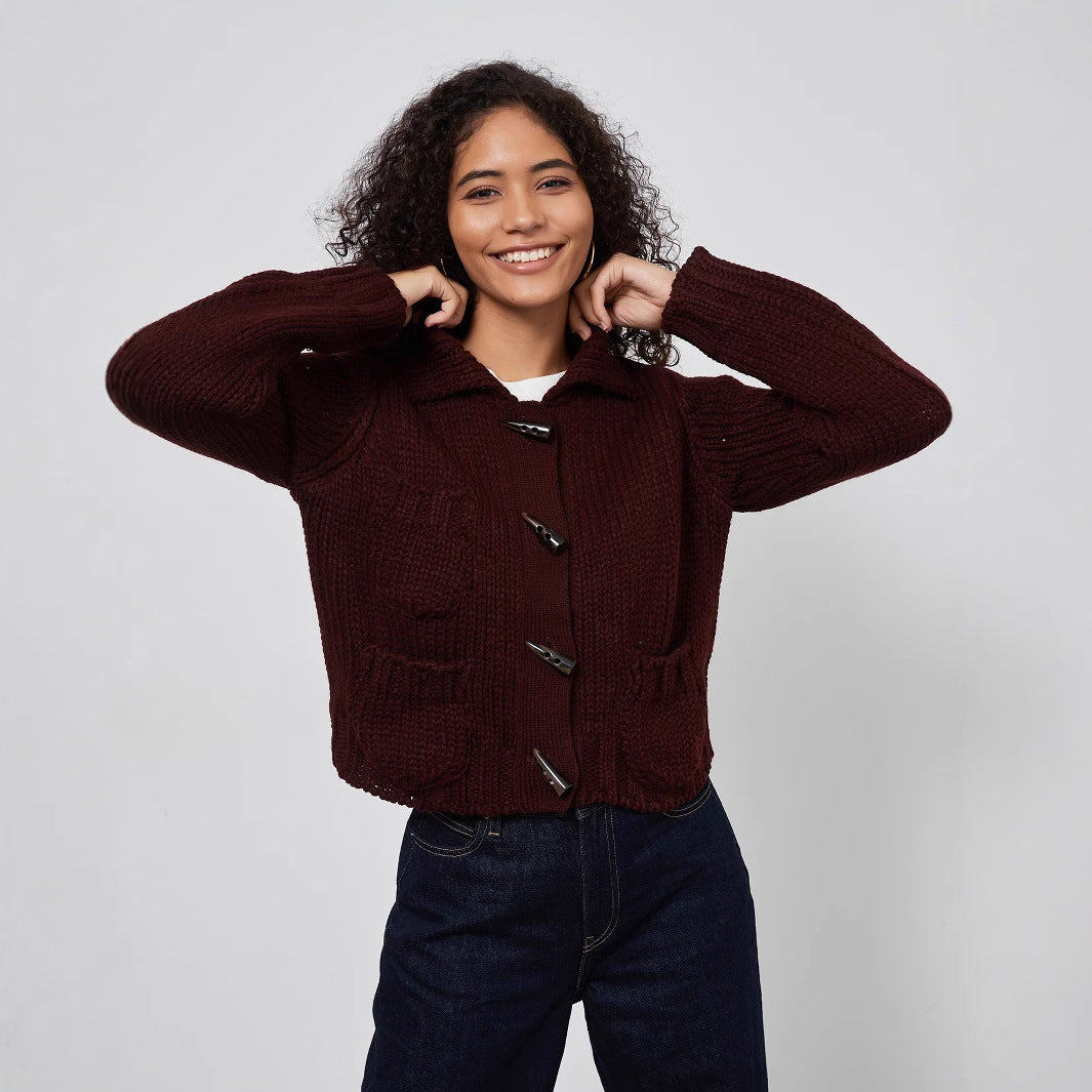 Damen Grobstrickjacke mit dekorativen Knopfdetails und praktischen Taschen EB