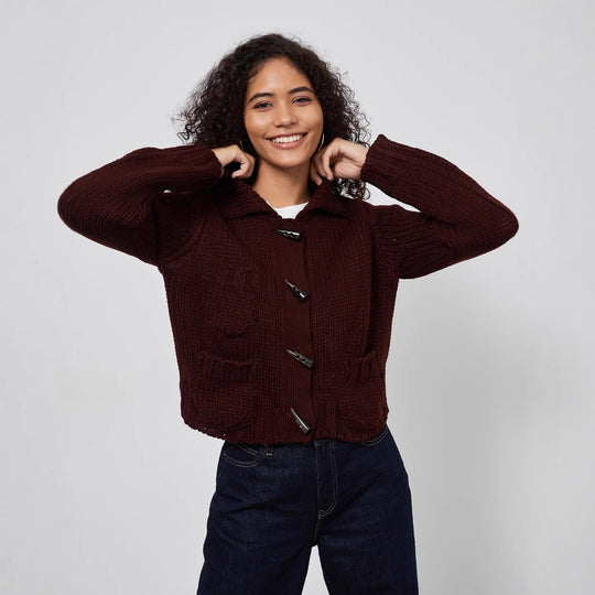 Damen Grobstrickjacke mit dekorativen Knopfdetails und praktischen Taschen EB