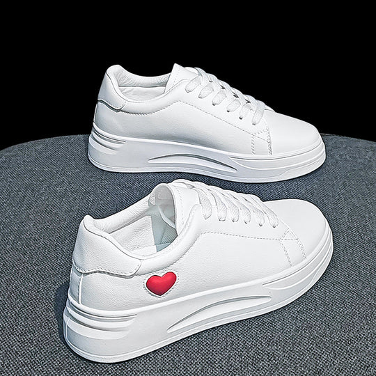 Damen Sneakers mit herzförmigem Akzent und bequemer Laufsohle EB