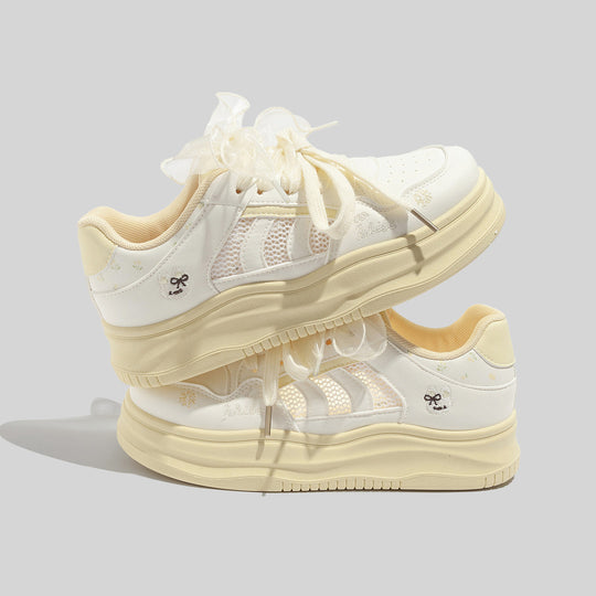 Damen Sportliche Sneaker mit dekorativen Details und atmungsaktiven Netz-Einsätzen EB