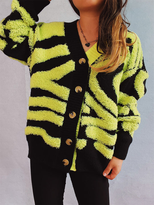 Damen Grobstrickjacke mit dekorativem Mustermix und eleganten Knopfdetails EB