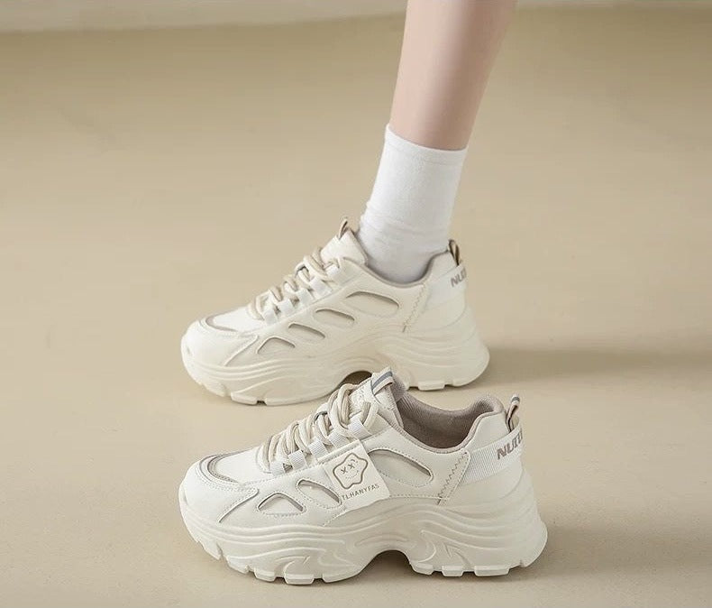Damen Sportliche Chunky Sneakers mit atmungsaktiver Sohle und eleganten Designelementen EB