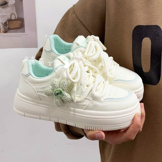 Damen Sneakers mit floralem Anhänger und komfortabler Sohle EB