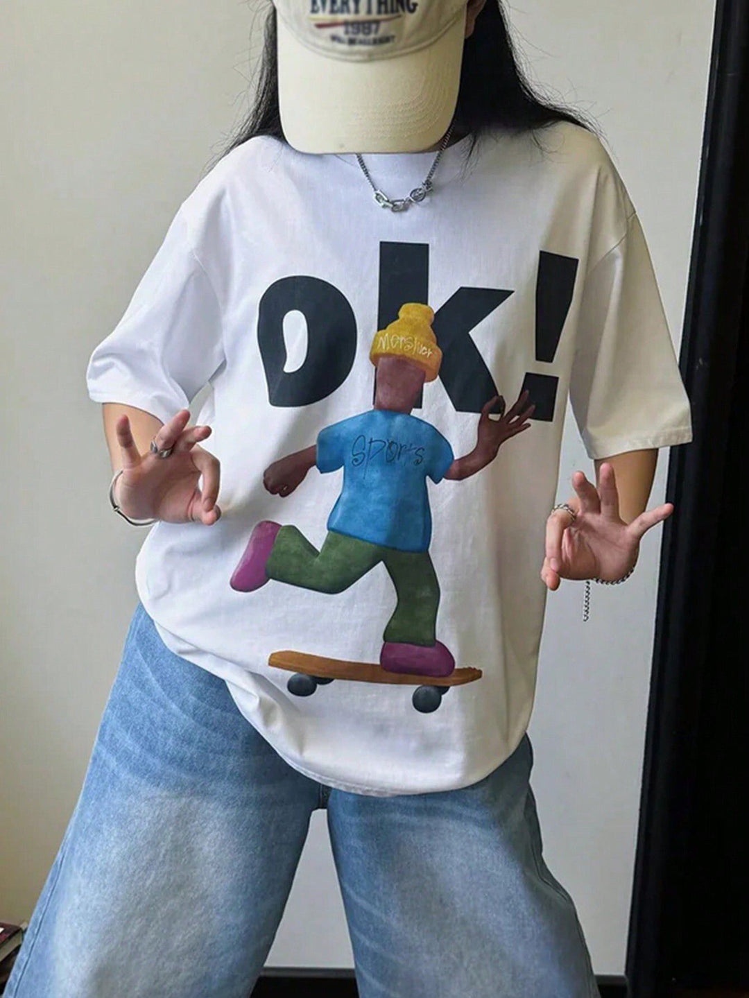 Damen T-Shirt mit künstlerischem Skelettmotiv und einzigartigem Druck EB