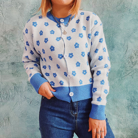 Damen Strickjacke mit floralem Muster und modischen Knopfdetails EB