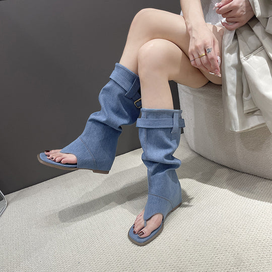 Damen nan wadenhoher Jeanslook-Stiefel mit Zehensteg offener Zehenpartie und verstellbarem Schnallenriemen EB