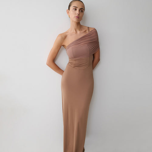 Damen Elegantes und figurbetontes Maxikleid mit einem Schulterdesign und sanften Raffungseffekten EB