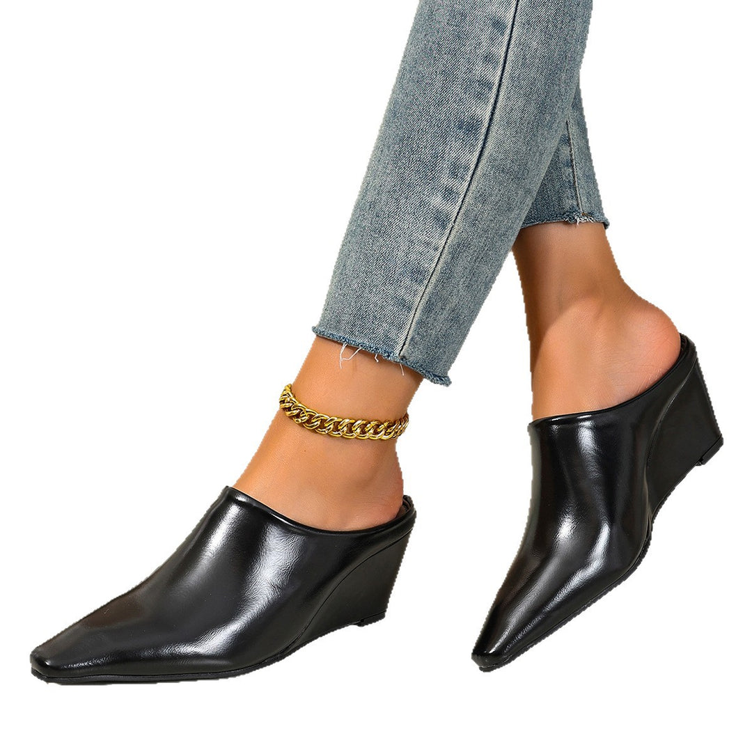 Damen Mules mit elegantem spitzem Design und glänzender Oberfläche EB
