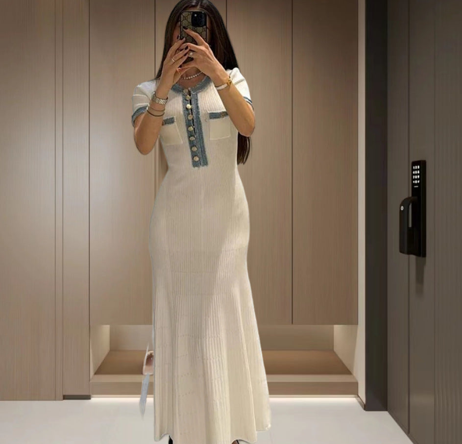 Damen Elegantes, figurbetontes Maxikleid mit modernen Knopfdetails und seitlichem Schlitz EB