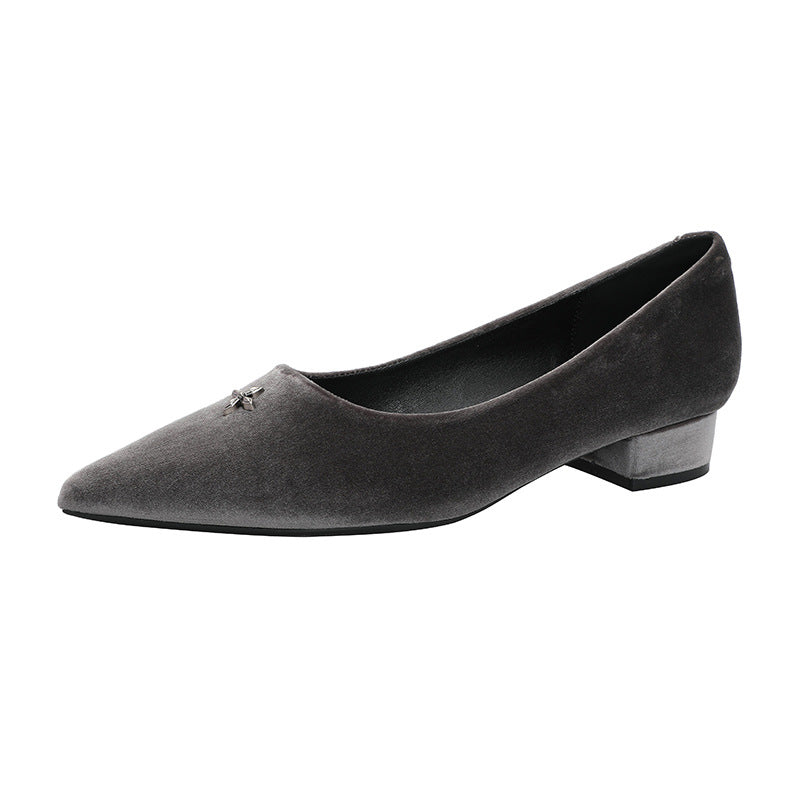 Damen Elegante spitze Pumps mit komfortablem Blockabsatz und stilvollem Schmuck EB