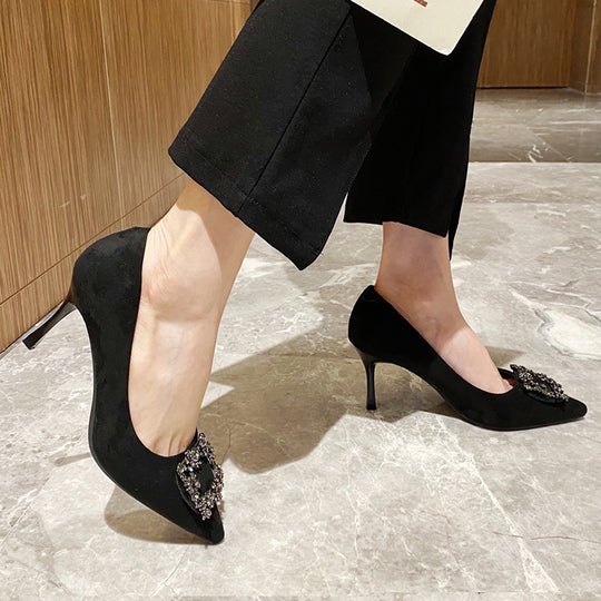 Damen stilvolle Pumps mit funkelndem Broschendetail EB