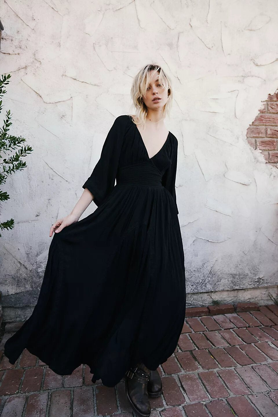 Damen luftiges Maxikleid mit tiefem V-Ausschnitt und praktischen Taschen EB
