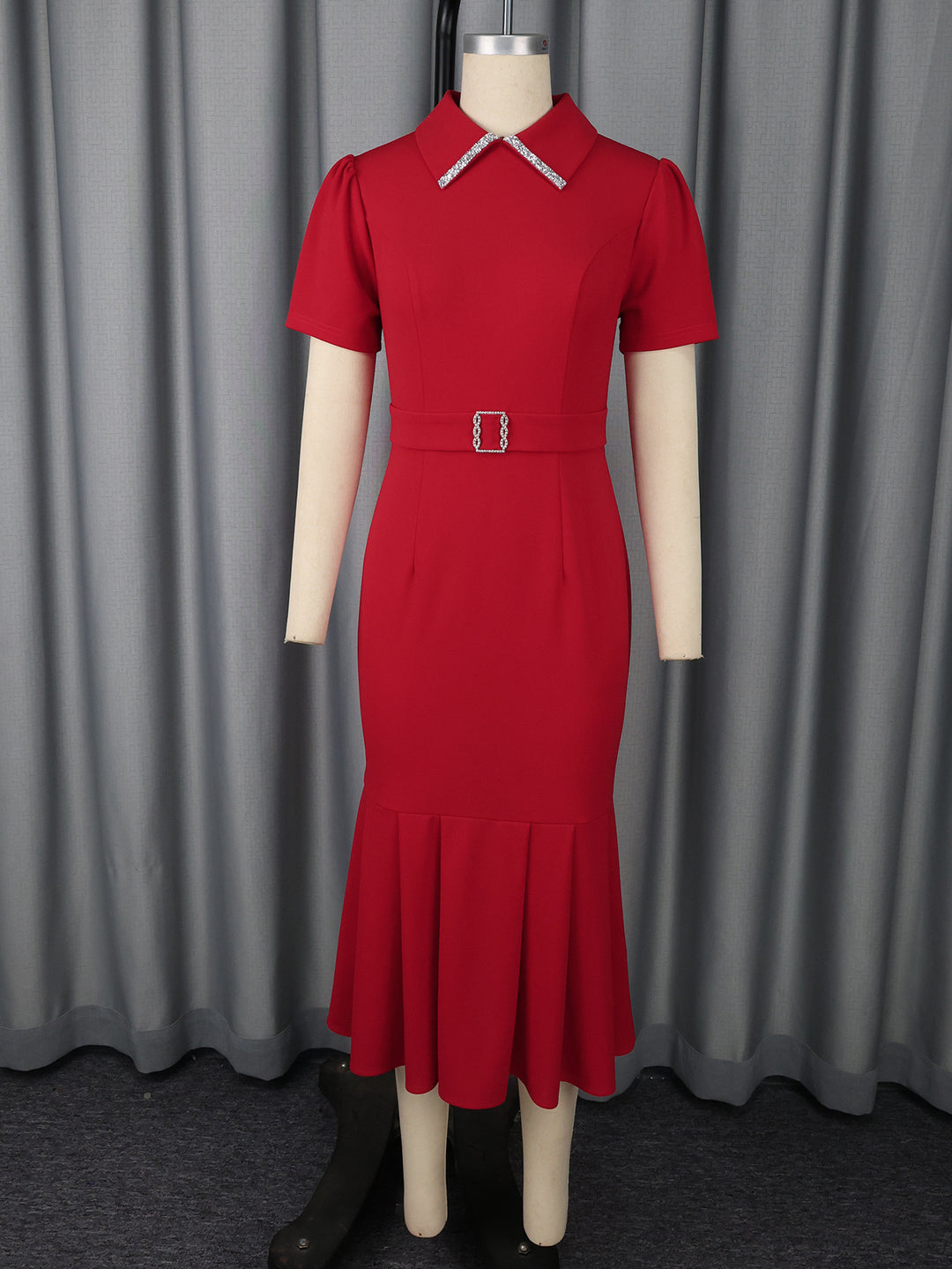 Damen Elegantes Kleid mit schwingendem Saum und glamourösen Akzenten EB