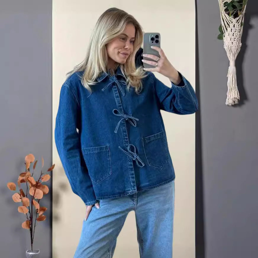 Damen modische Jeansjacke mit dekorativen Knopfdetails und zwei aufgesetzten Taschen EB