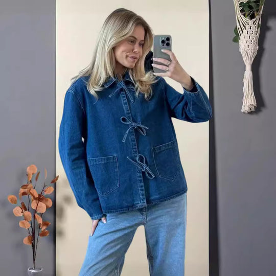 Damen modische Jeansjacke mit dekorativen Knopfdetails und zwei aufgesetzten Taschen EB