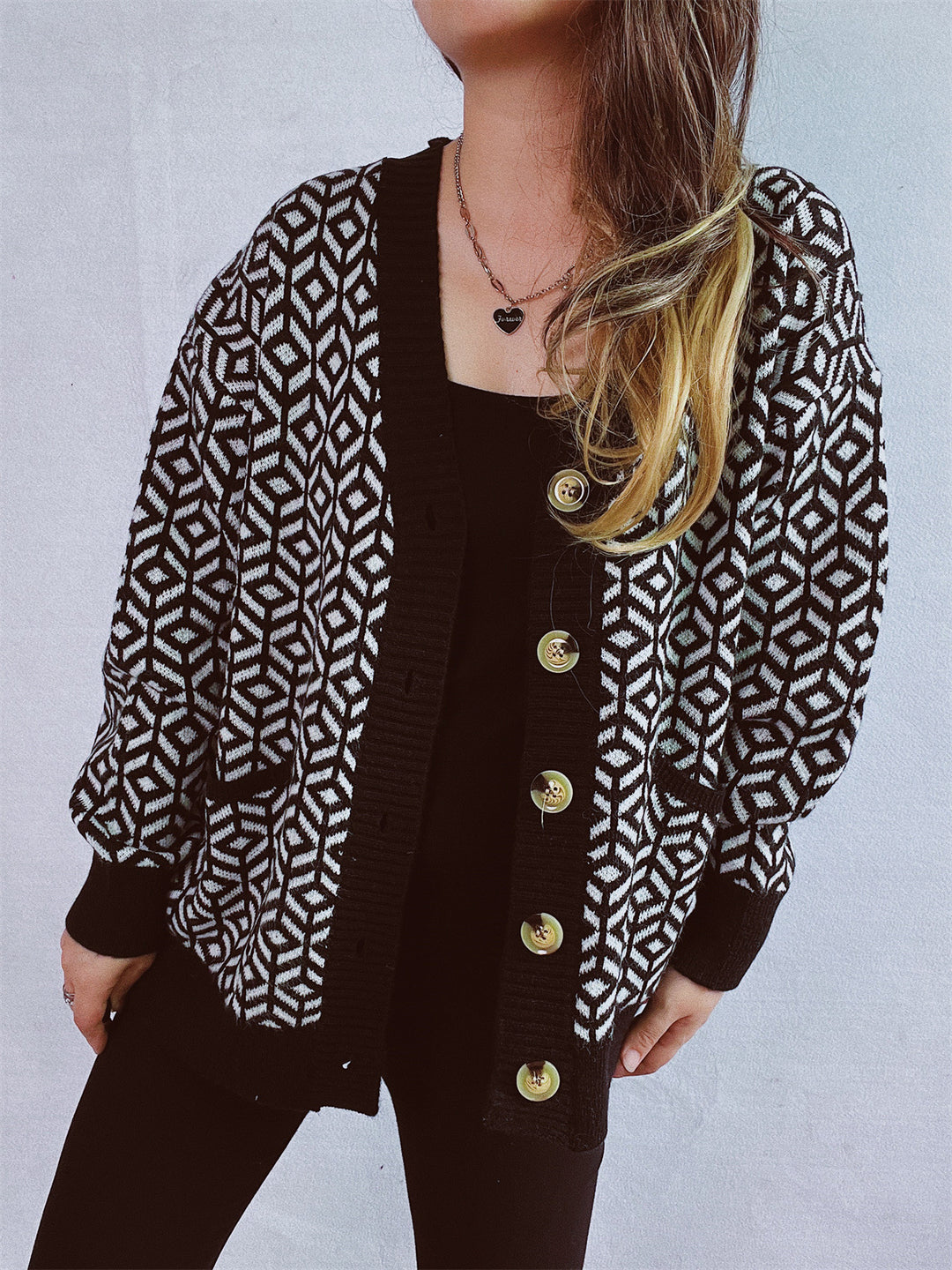 Damen Strickjacke mit geometrischem Muster und Knopfdetails EB