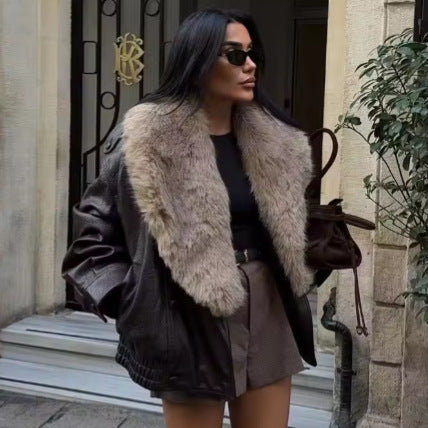 Damen nan kurze Lederjacke mit voluminösem Fellkragen, elastischem Bund und aufgesetzten Eingrifftaschen EB