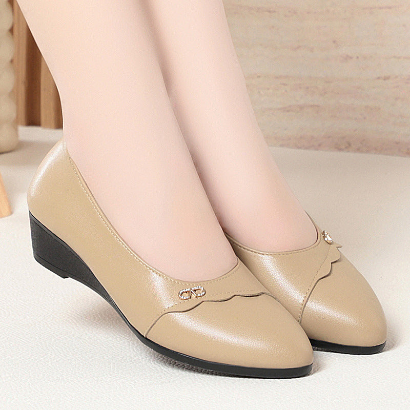 Damen Wedge Pumps mit elegantem Wellenmuster und modischem Schmuckdetail EB