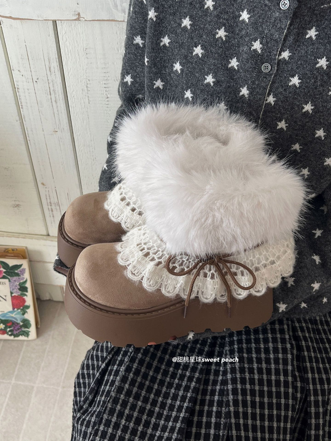 Damen Trendige Winterstiefel mit kuscheligem Kunstfellrand und dekorativer Spitzenverzierung EB