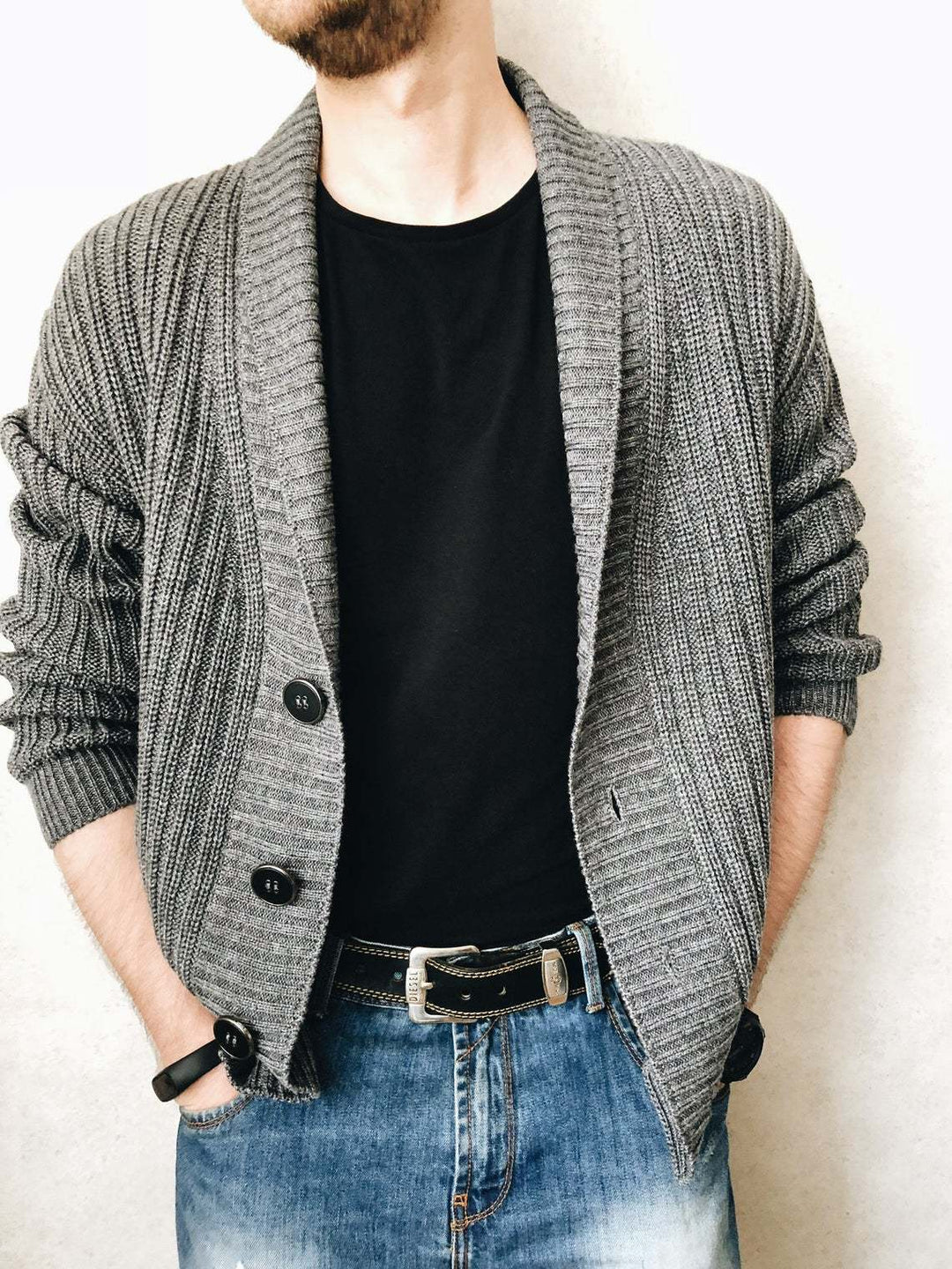 Herren Strickjacke mit tiefem Kragen EB