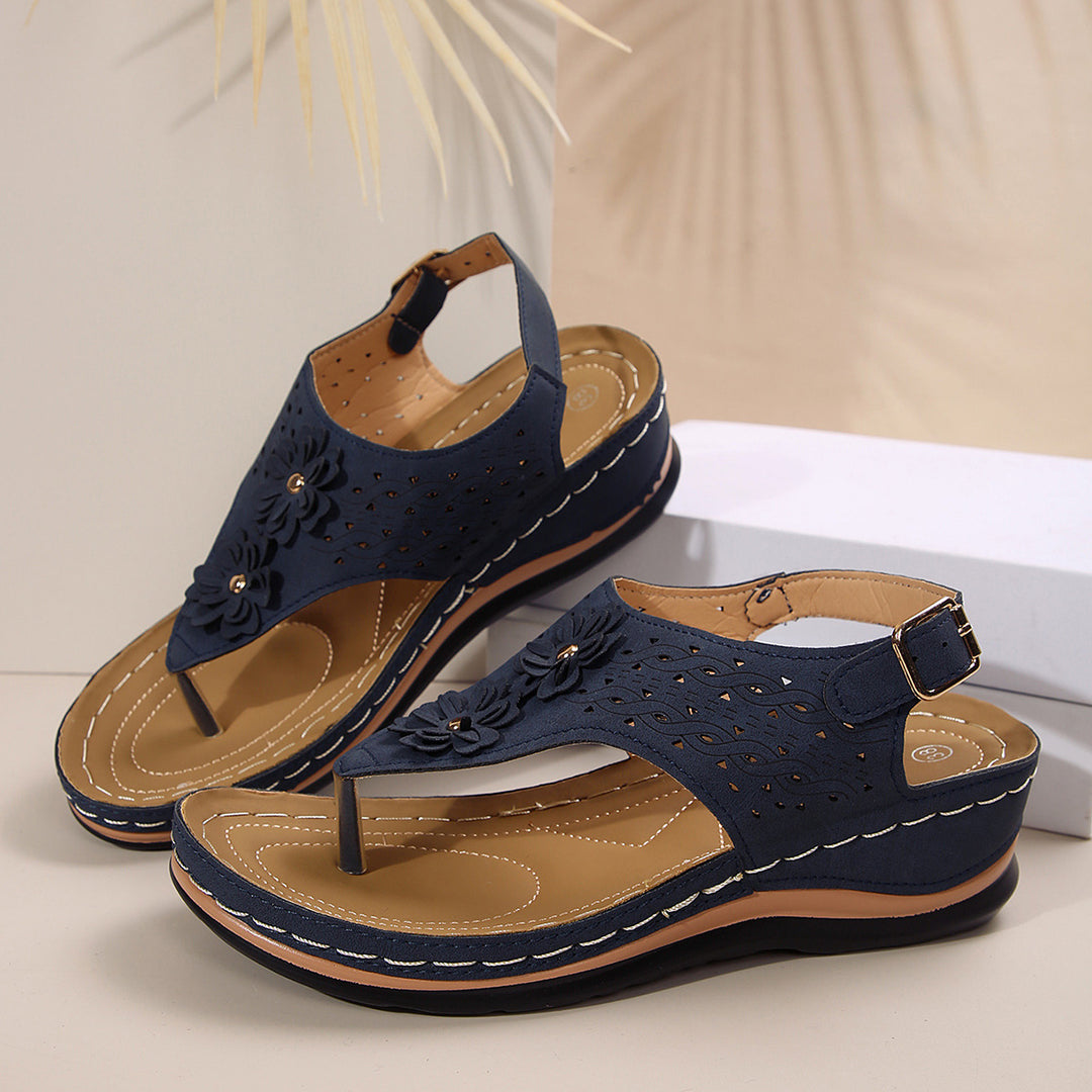 Damen Zehenstegsandalen mit floralen Lochdesign und komfortabler Fußbettgestaltung EB