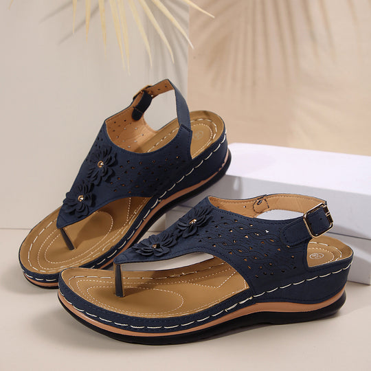 Damen Zehenstegsandalen mit floralen Lochdesign und komfortabler Fußbettgestaltung EB