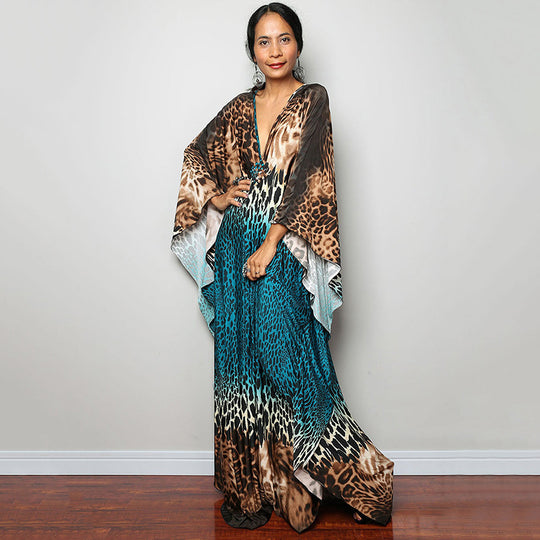 Damen Maxikleid mit kunstvollem Pfauenmuster und seitlichen Schlitzen Heidi Mode