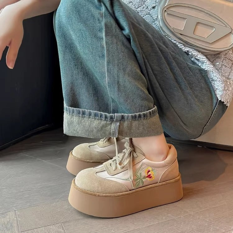 Damen modische Plateau-Sneaker mit floralen Applikationen und dämpfendem Fußbett EB