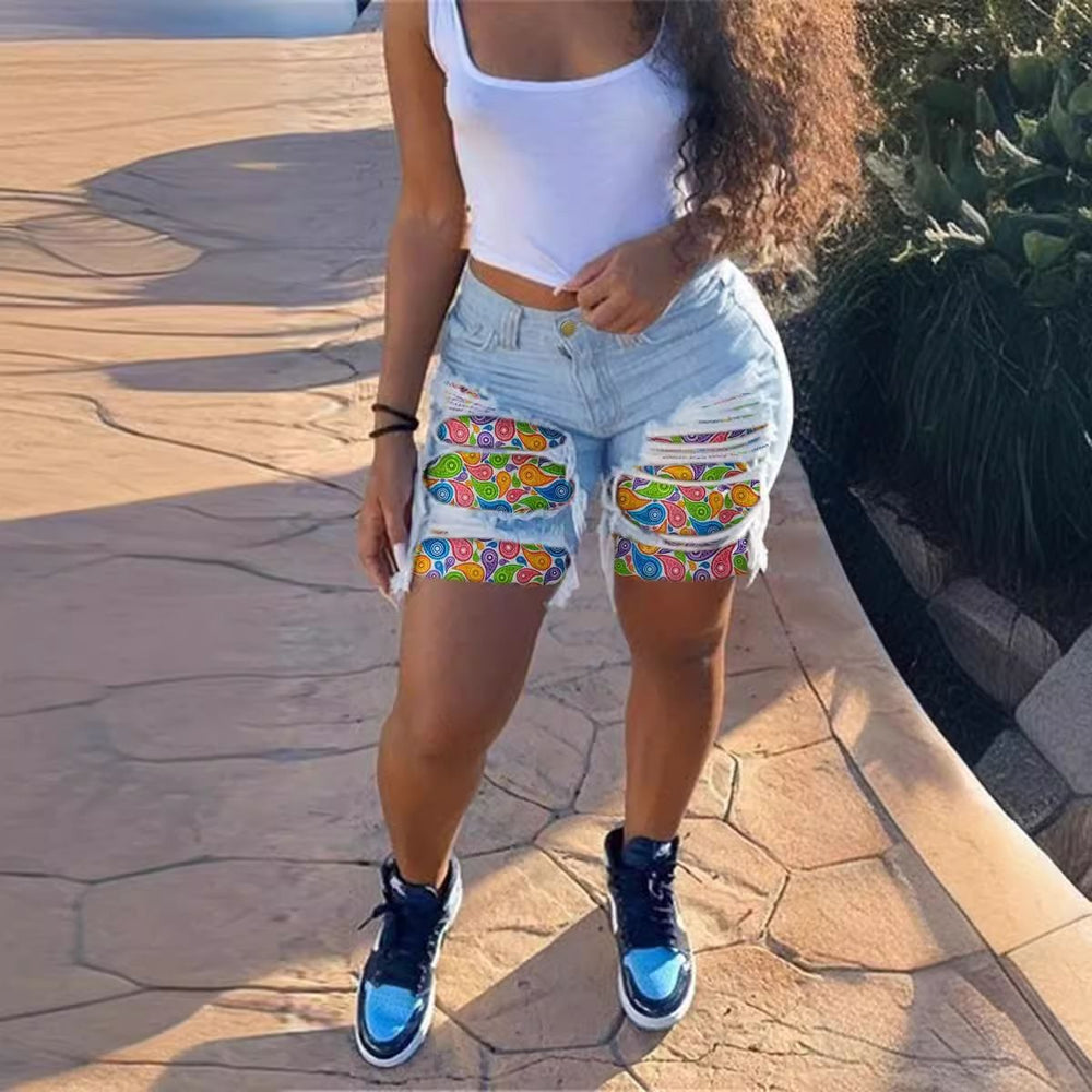 Damen Jeans-Shorts mit buntem Muster und stylishen Ausfransen EB